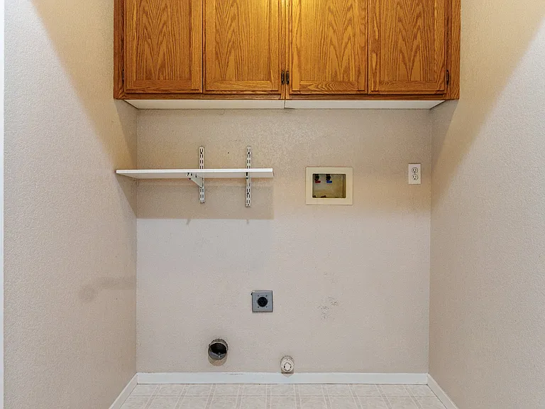 933 Chisholm Trl — Photo 21