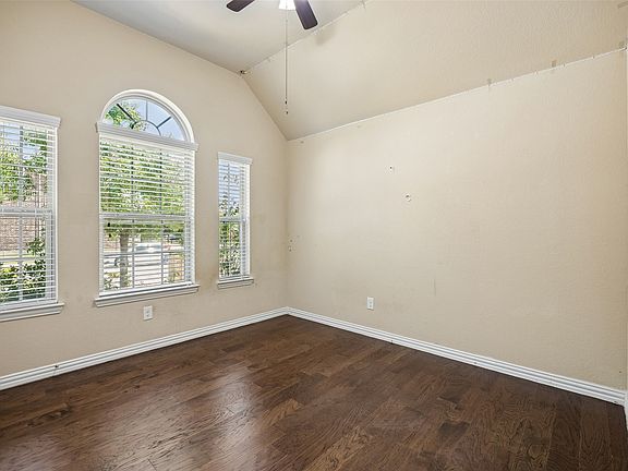 3rd image of 338 Wyndale Dr