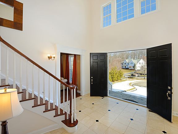 5th image of 60 Stonewall Cir