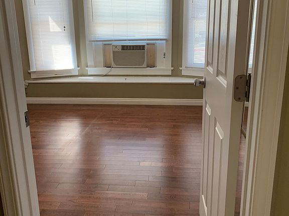 4th image of 308 S Oak Knoll Ave
