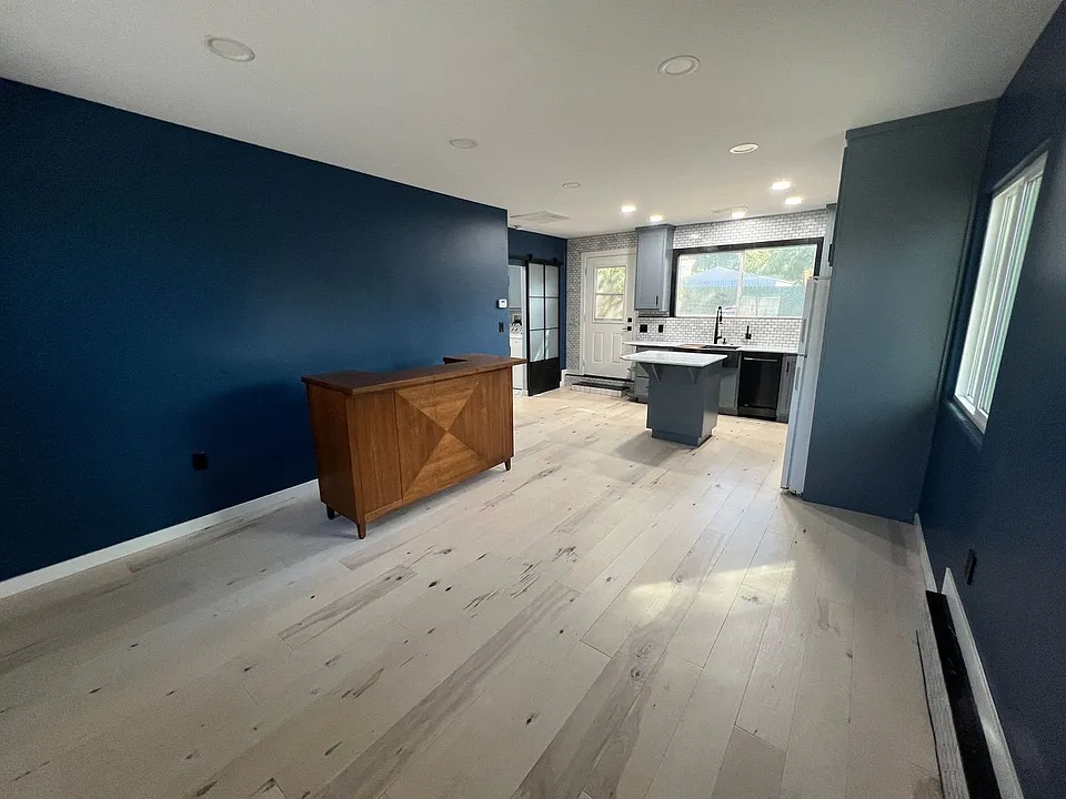 240 1/2 Beverly Ave