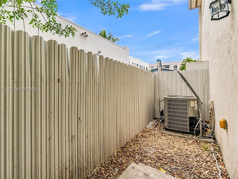 1011 SW 7th St #2 — Photo 36