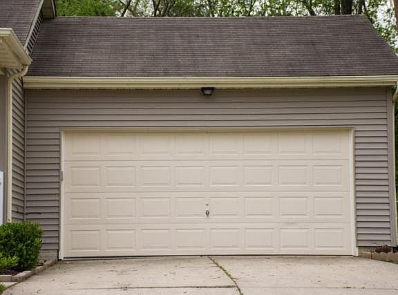 3rd image of 820 Lindenwood Dr S