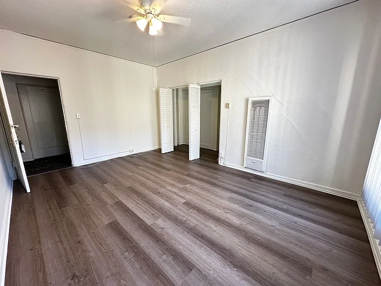 213 S Jackson St — Photo 4