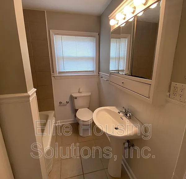 890 N 10th St — Photo 10