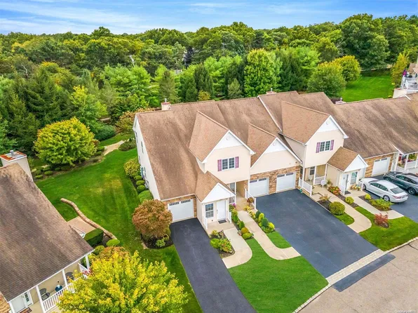 262 Pond Cir Circle #262, Mount Sinai, NY 11766