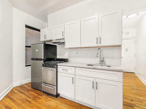 3rd image of 160 Waverly Pl APT 12