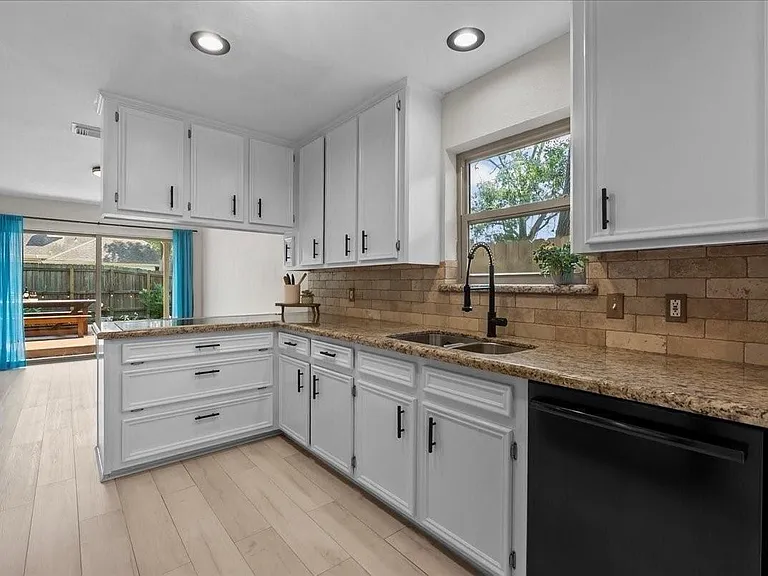 1626 Lake Bluff Dr — Photo 3