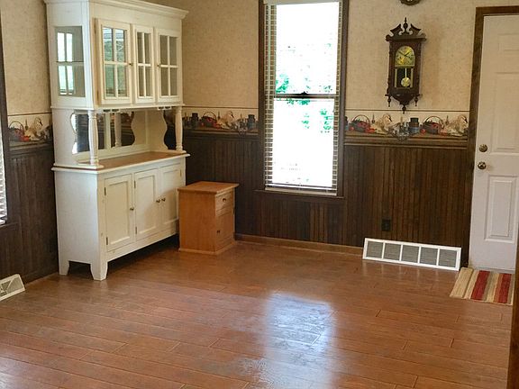 You can enjoy meals and entertainment family in the large dining area - laminate wood flooring is great for easy upkeep and provides a warm tone in the room.