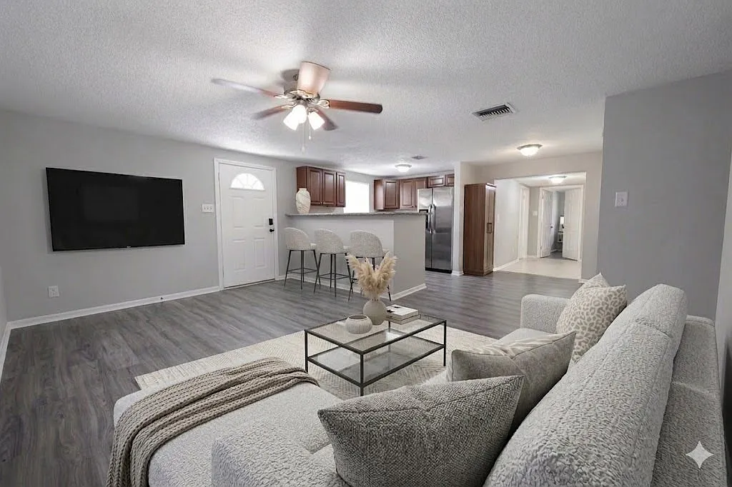 4 bed, 1302 sqft, $2,495 — Photo 2
