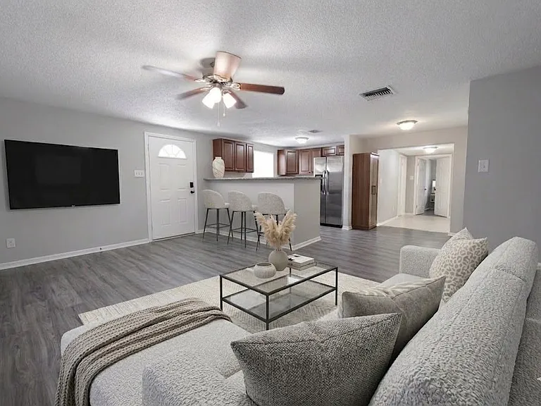 307 W Woodlawn Ave — Photo 2
