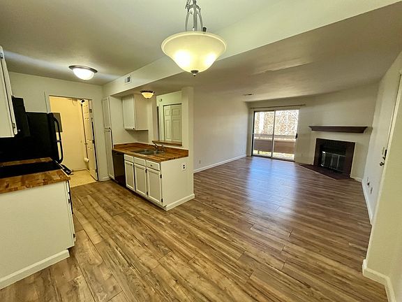 3rd image of 1074 S Dearborn St APT 206