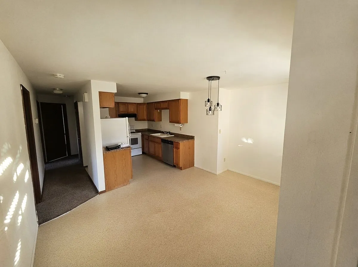 230 SW Maple St — Photo 1
