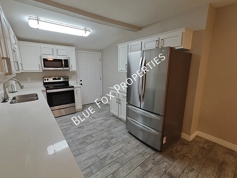 619 S Highland Ave — Photo 7