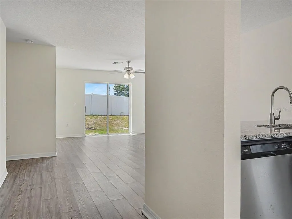 3 bed, 2.0 bath, 1244 sqft, $1,600 — Photo 2