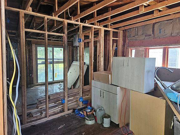 3rd image of 3921 52nd St