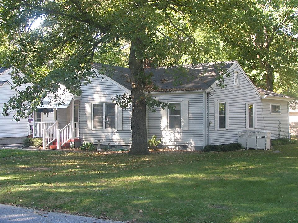 Great, level front and back yard.
