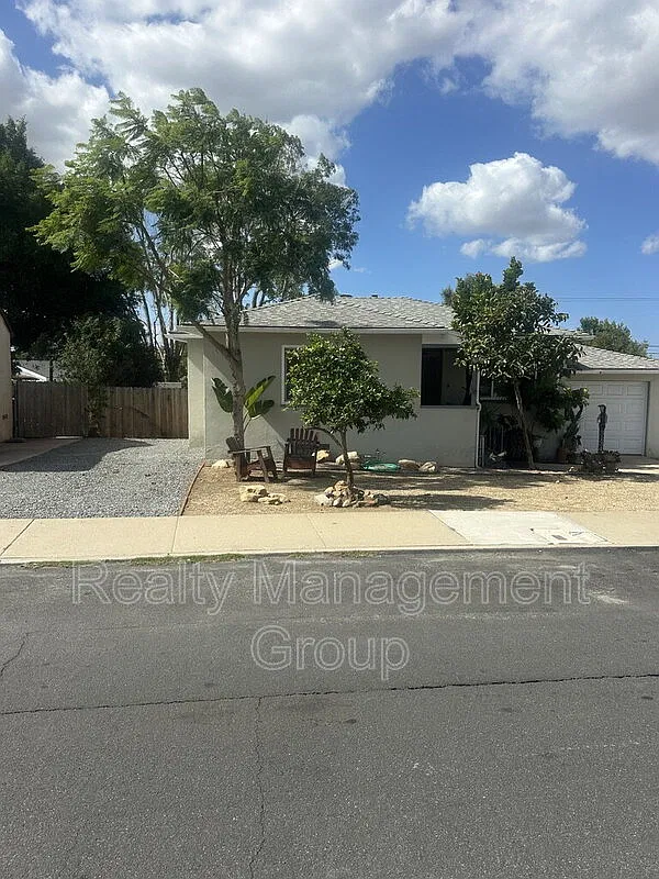 3 bed, 1.0 bath, 998 sqft, $3,400 — Photo 2