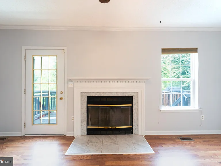 413 Lakeview Ct — Photo 17