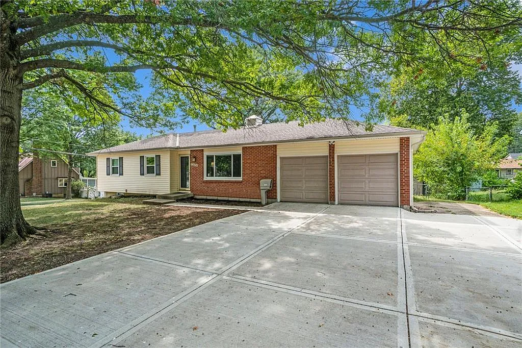 4 bed, 2.5 bath, 1896 sqft, $2,100 — Photo 4