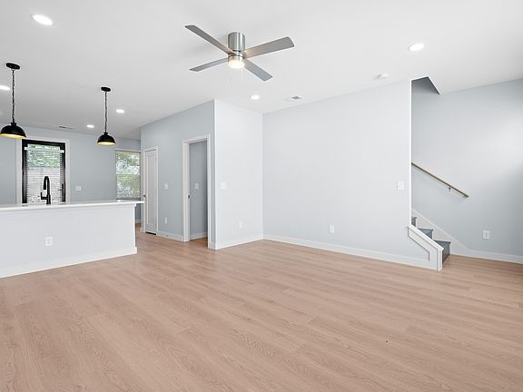 5th image of 405 Curtis Hilton Way