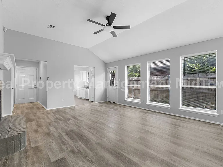 6100 Wall St — Photo 3