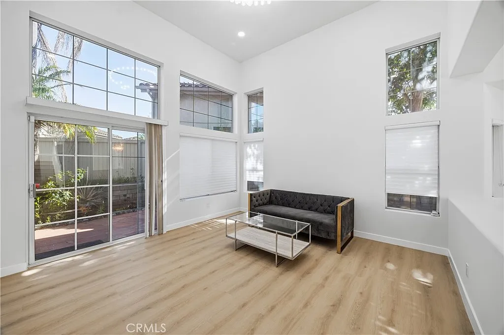 4 bed, 2509 sqft, $4,800 — Photo 4