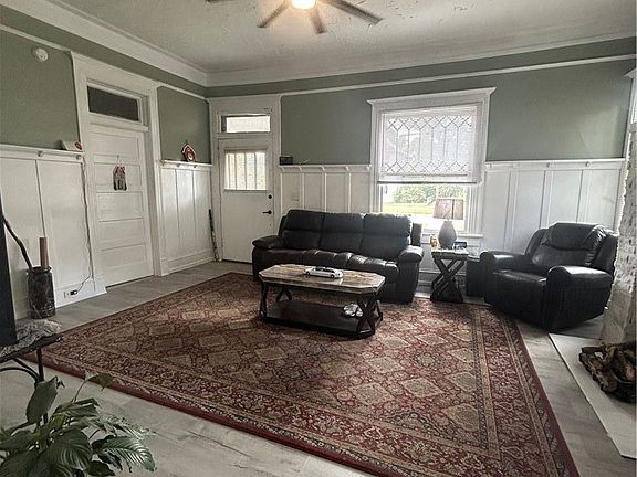 3rd image of 909 Gilmore St