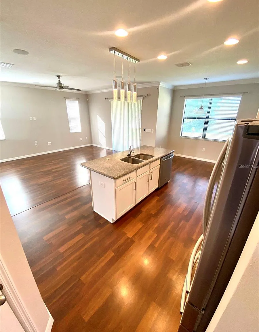 4 bed, 2566 sqft, $2,950 — Photo 3
