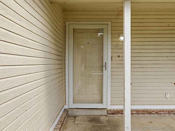 3rd image of 323 W Cypress St