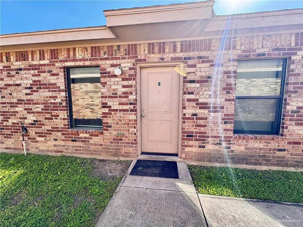Building Photo - 2703 E Garfield Ave #D