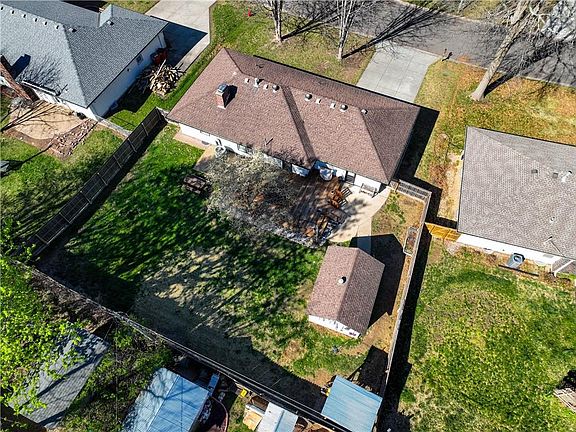 4th image of 824 NW 12th St