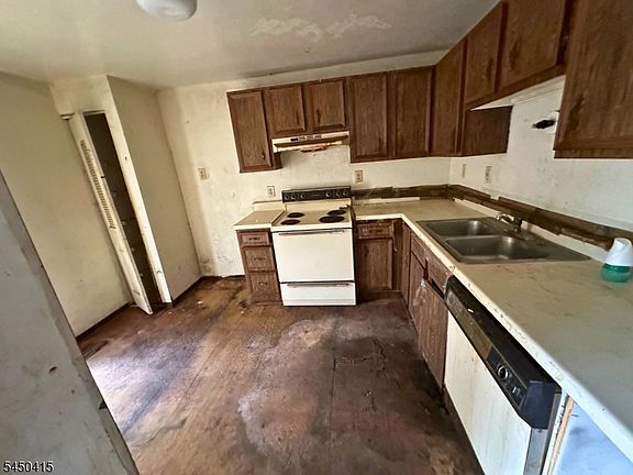 5th image of 110 Pearl St