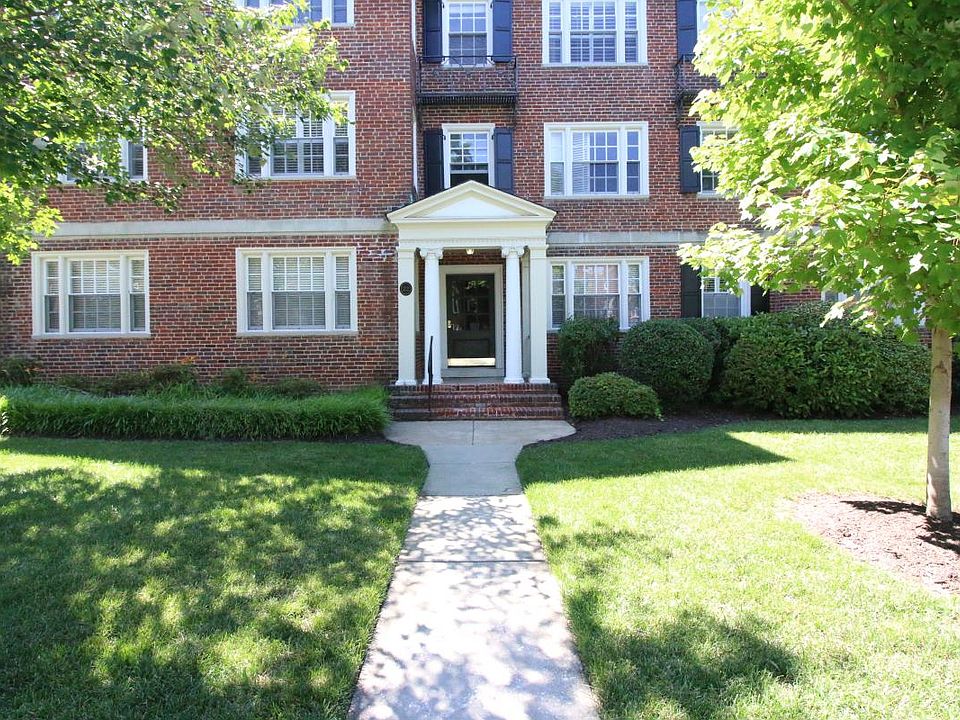 1st image of 22 W Locke Ln Unit 6