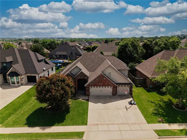6211 S 28th St, Rogers, AR 72758