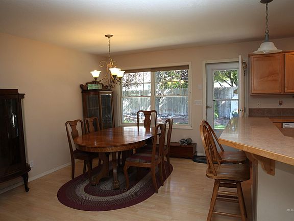 5th image of 806 Hollyann Ct