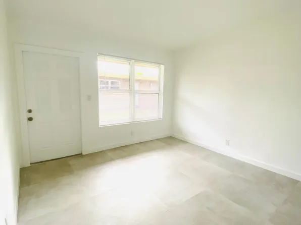 2011 NE 167th St #9, Miami, FL 33162