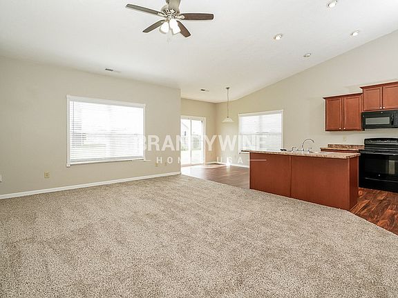 3rd image of 877 Blue Ash Trl