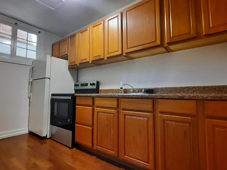 10 Blue Ridge Ave #4 — Photo 4
