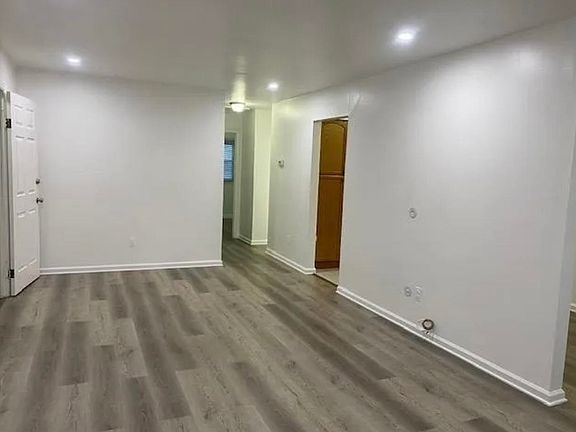 4th image of 121 Mallory Ave #3