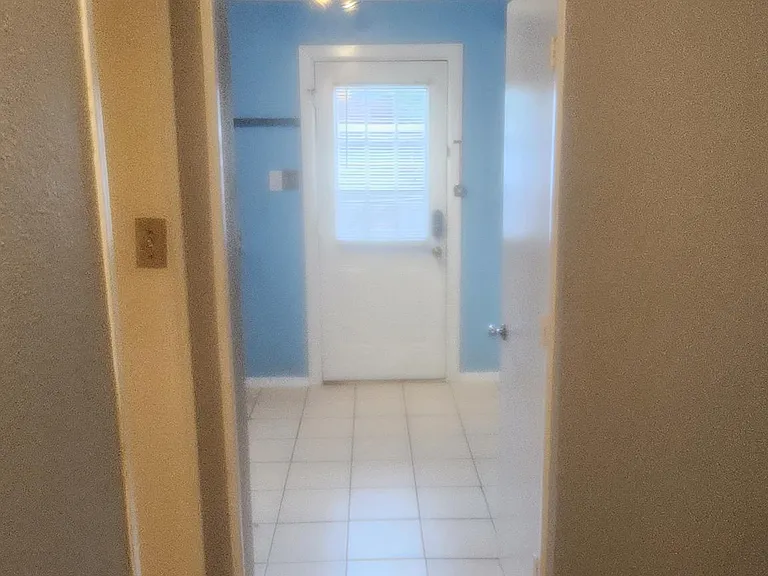 5042 N Hall St — Photo 29