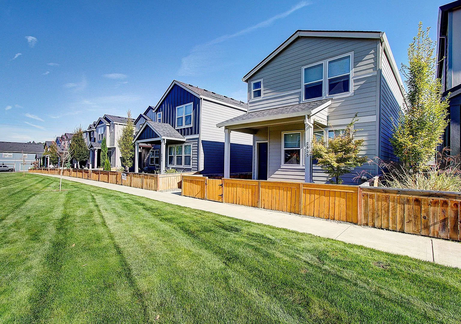 Charming 4 bd 2.5 ba Special! $500 Off October Rent! — Photo 2