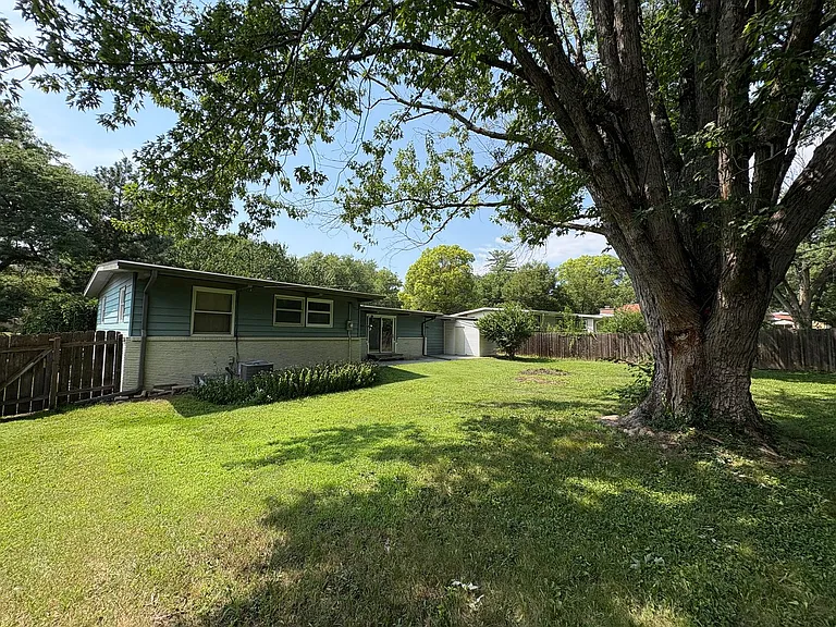 1300 Eastridge Dr — Photo 32