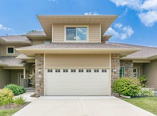 12 Holiday Ridge Ln, Coralville, IA 52241