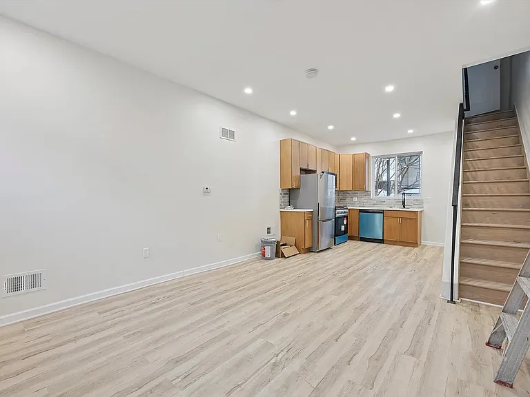 2615 Earp St — Photo 3