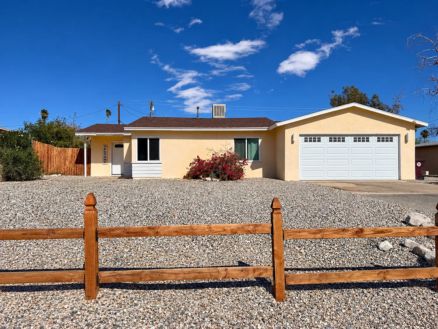 Cozy 2 Bedroom 1 Bathroom Home — Photo 1
