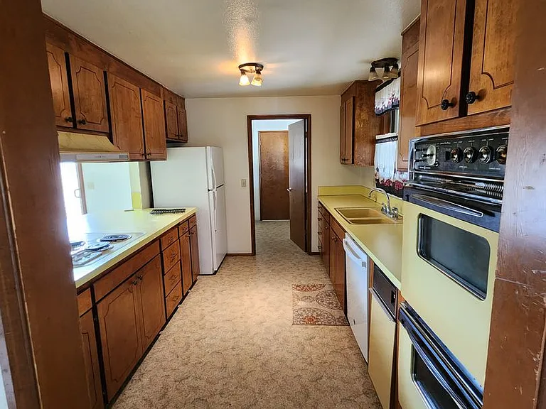 2412 Eureka Ave — Photo 8