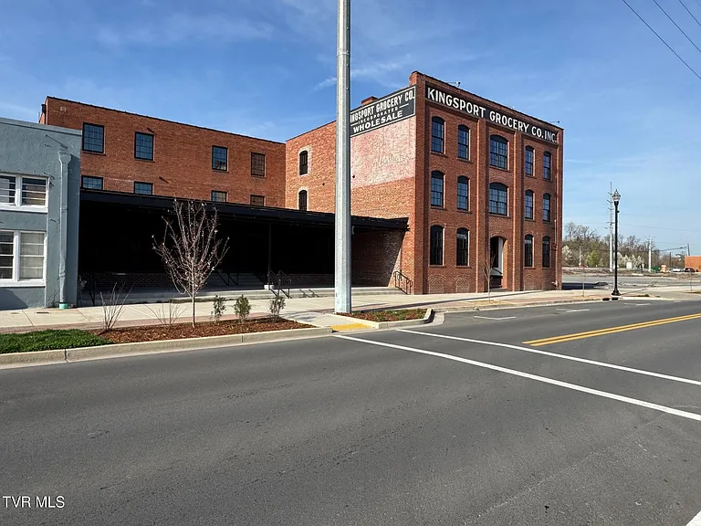 453 E Main St — Photo 17