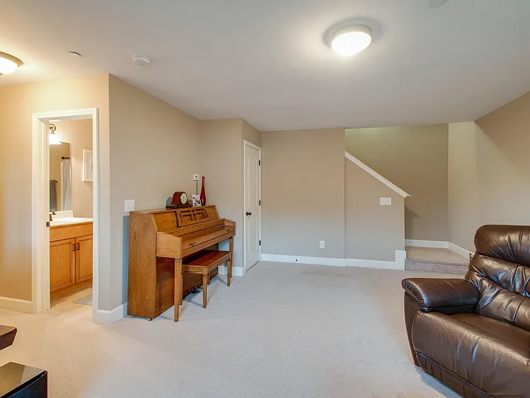 612 Nevins Pl — Photo 5
