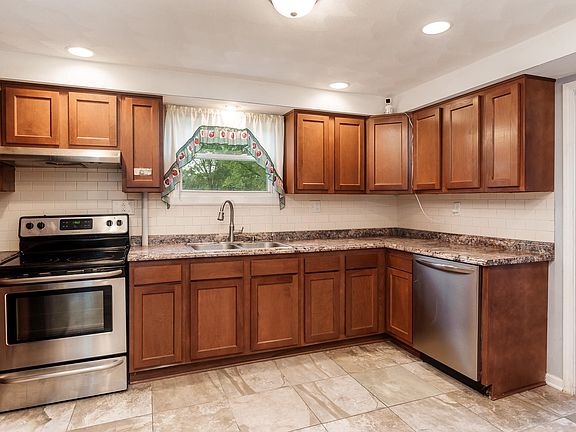 4th image of 4812 Skokie Cir